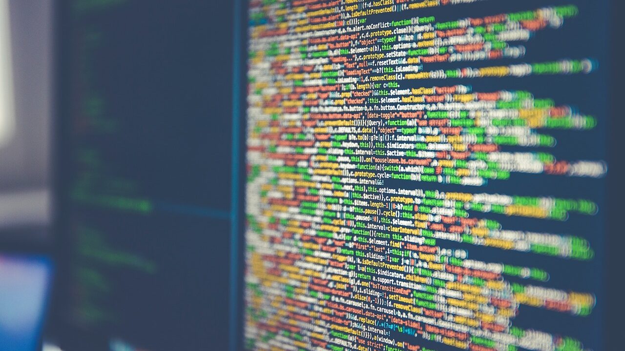 Code source affiché sur un écran